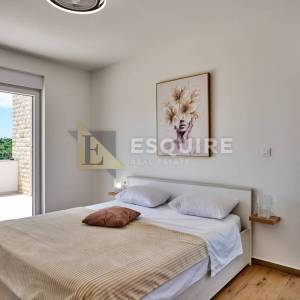 NIN - ŽERAVA - Moderna trosobna vila s bazenom - 188m2