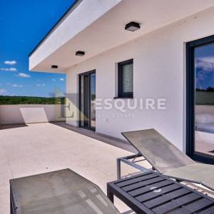 NIN - ŽERAVA - Moderna trosobna vila s bazenom - 188m2