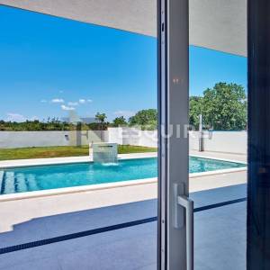 NIN - ŽERAVA - Moderna trosobna vila s bazenom - 188m2