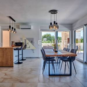 NIN - ŽERAVA - Moderna trosobna vila s bazenom - 188m2