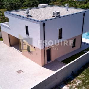 NIN - ŽERAVA - Moderna trosobna vila s bazenom - 188m2
