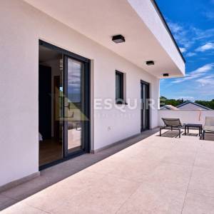 NIN - ŽERAVA - Moderna trosobna vila s bazenom - 188m2