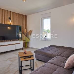 NIN - ŽERAVA - Moderna trosobna vila s bazenom - 188m2
