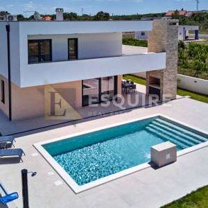 NIN - ŽERAVA - Moderna trosobna vila s bazenom - 188m2