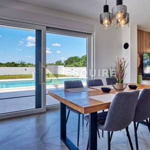 NIN - ŽERAVA - Moderna trosobna vila s bazenom - 188m2
