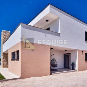 NIN - ŽERAVA - Moderna trosobna vila s bazenom - 188m2