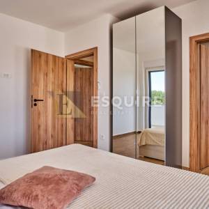 NIN - ŽERAVA - Moderna trosobna vila s bazenom - 188m2