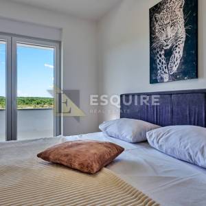 NIN - ŽERAVA - Moderna trosobna vila s bazenom - 188m2
