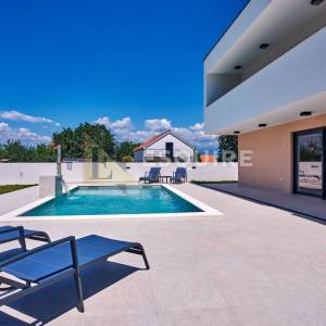 NIN - ŽERAVA - Moderna trosobna vila s bazenom - 188m2