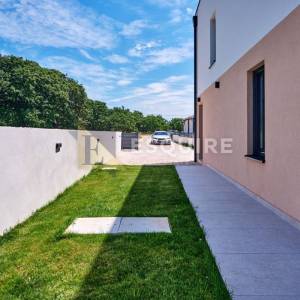 NIN - ŽERAVA - Moderna trosobna vila s bazenom - 188m2