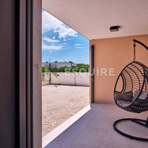 NIN - ŽERAVA - Moderna trosobna vila s bazenom - 188m2