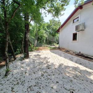 NOVA SAMOSTOJEĆA PRIZEMNICA OKRUŽENA PRIRODOM
