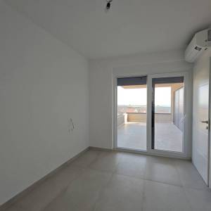 NOVALJA - Dvosobni apartman s dvije terase i pogledom na more