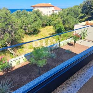 NOVALJA, JAKIŠNICA - Apartman 66m2 na prvom katu s predivnim pogledom na more