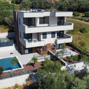 NOVALJA, JAKIŠNICA - Luksuzan stan s bazenom i vrtom, 123m2 