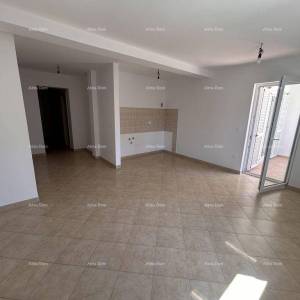 Novigrad – prostran četverosoban stan, 76 m², 200 m od mora i plaže Karpinjan