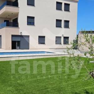NOVOGRADNJA, APARTMAN NA DRUGOM KATU SA POGLEDOM NA MORE