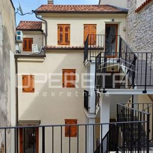 Novouređena kuća s 3 apartmana, Skradin