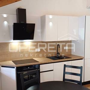 Novouređena kuća s 3 apartmana, Skradin