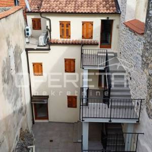 Novouređena kuća s 3 apartmana, Skradin