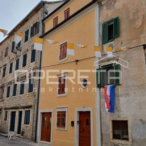 Novouređena kuća s 3 apartmana, Skradin
