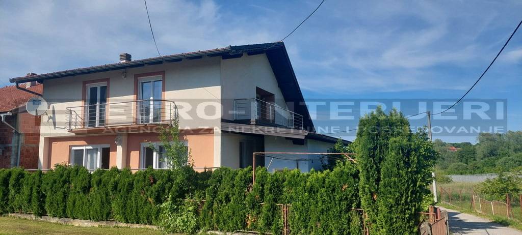 Obiteljska kuća Jakovlje, uredna s urednom okućnicom