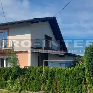 Obiteljska kuća Jakovlje, uredna s urednom okućnicom