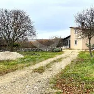 OBITELJSKA KUĆA NA PROSTRANOM IMANJU NA MIRNOJ LOKACIJI