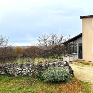 OBITELJSKA KUĆA NA PROSTRANOM IMANJU NA MIRNOJ LOKACIJI