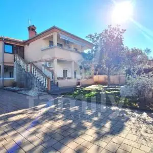 OBITELJSKA KUĆA SA TRI STANA