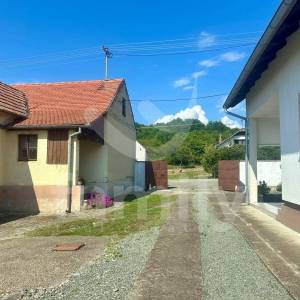 OBITELJSKO IMANJE U LAĐEVCU – DVIJE KUĆE, PODRUMI, POMOĆNI OBJEKTI I OKUĆNICE