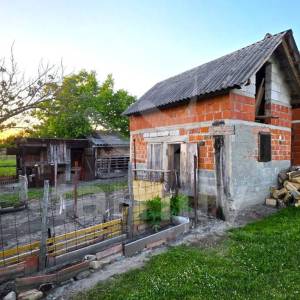 OBITELJSKO IMANJE U LAĐEVCU – DVIJE KUĆE, PODRUMI, POMOĆNI OBJEKTI I OKUĆNICE