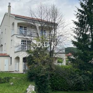 OPATIJA, MATULJI - novija gradnja s tri stambene jedinice