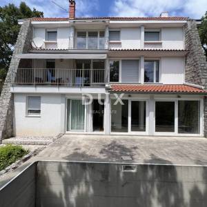 OPATIJA, MATULJI – unikatna obiteljska vila s bazenom i panoramskim pogledom