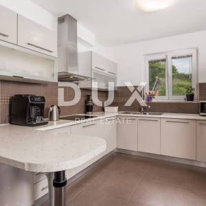 Opatija, Veprinac, samostojeća vila, 200 m2, bazen, igralište, pogled na Kvarner