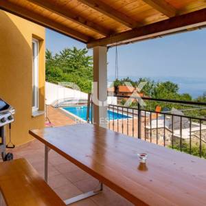 Opatija, Veprinac, samostojeća vila, 200 m2, bazen, igralište, pogled na Kvarner