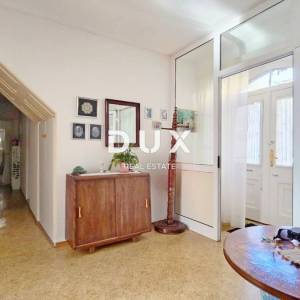 OPATIJA, VOLOSKO - Stan s karakterom i pogledom na more, 94 m²