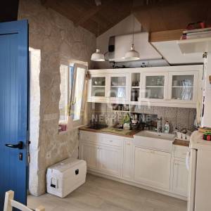 Otok Cres, mala kamena kuća - prvi red do mora !