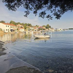 Otok Cres, mala kamena kuća - prvi red do mora !