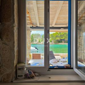 OTOK CRES - Ribarska kućica 1. red do mora, u mirnoj lučici, s terasom nad valovima