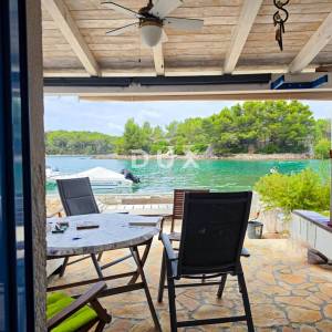 OTOK CRES - Ribarska kućica 1. red do mora, u mirnoj lučici, s terasom nad valovima