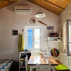 OTOK CRES - Ribarska kućica 1. red do mora, u mirnoj lučici, s terasom nad valovima