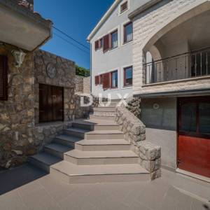 OTOK KRK, GRAD KRK (okolica) - Savršen obiteljski mir: Odmah useljiva primorska kuća s velikim terasama na samo 5 minuta od pla...