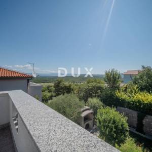 OTOK KRK, GRAD KRK (okolica) - Savršen obiteljski mir: Odmah useljiva primorska kuća s velikim terasama na samo 5 minuta od pla...