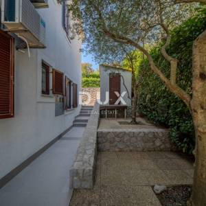 OTOK KRK, GRAD KRK (okolica) - Savršen obiteljski mir: Odmah useljiva primorska kuća s velikim terasama na samo 5 minuta od pla...