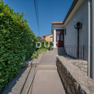 OTOK KRK, GRAD KRK (okolica) - Savršen obiteljski mir: Odmah useljiva primorska kuća s velikim terasama na samo 5 minuta od pla...