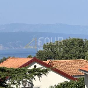 Otok Krk, Malinska, 3s+db, adaptiran stan 200m od mora 