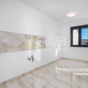 Otok Krk, Malinska, 3s+db, adaptiran stan 200m od mora 