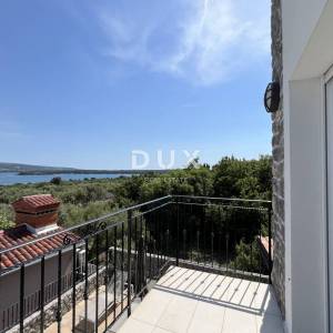 OTOK KRK, PUNAT - ekskluzivna novogradnja s tri rezidencijalne jedinice i privatnim bazenima