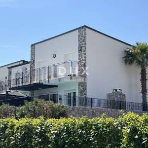 OTOK KRK, PUNAT - ekskluzivna novogradnja s tri rezidencijalne jedinice i privatnim bazenima